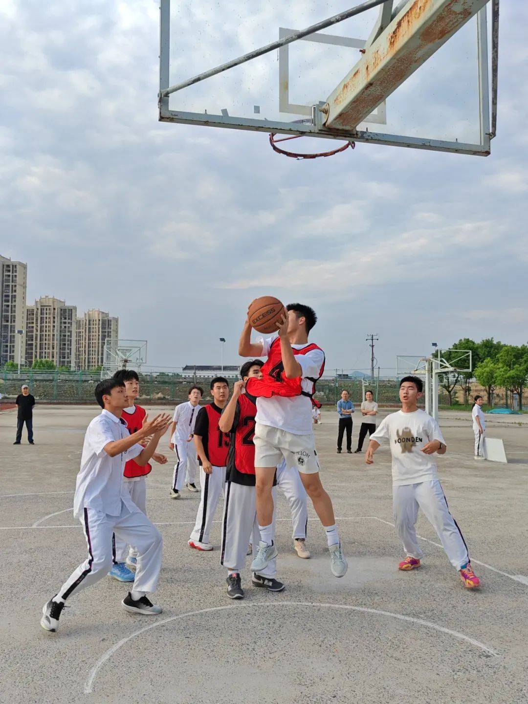 开云下载-国际球场上篮球狂欢，体育精神传递