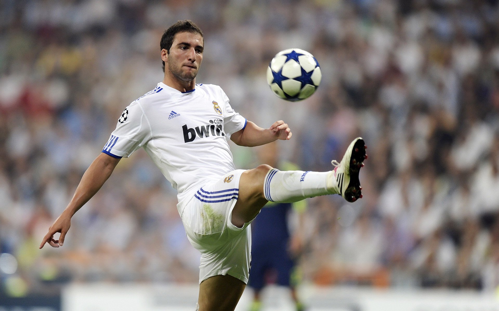 哈登在公牛对阵活塞的焦点战中证明自己，从质疑者到掌控者