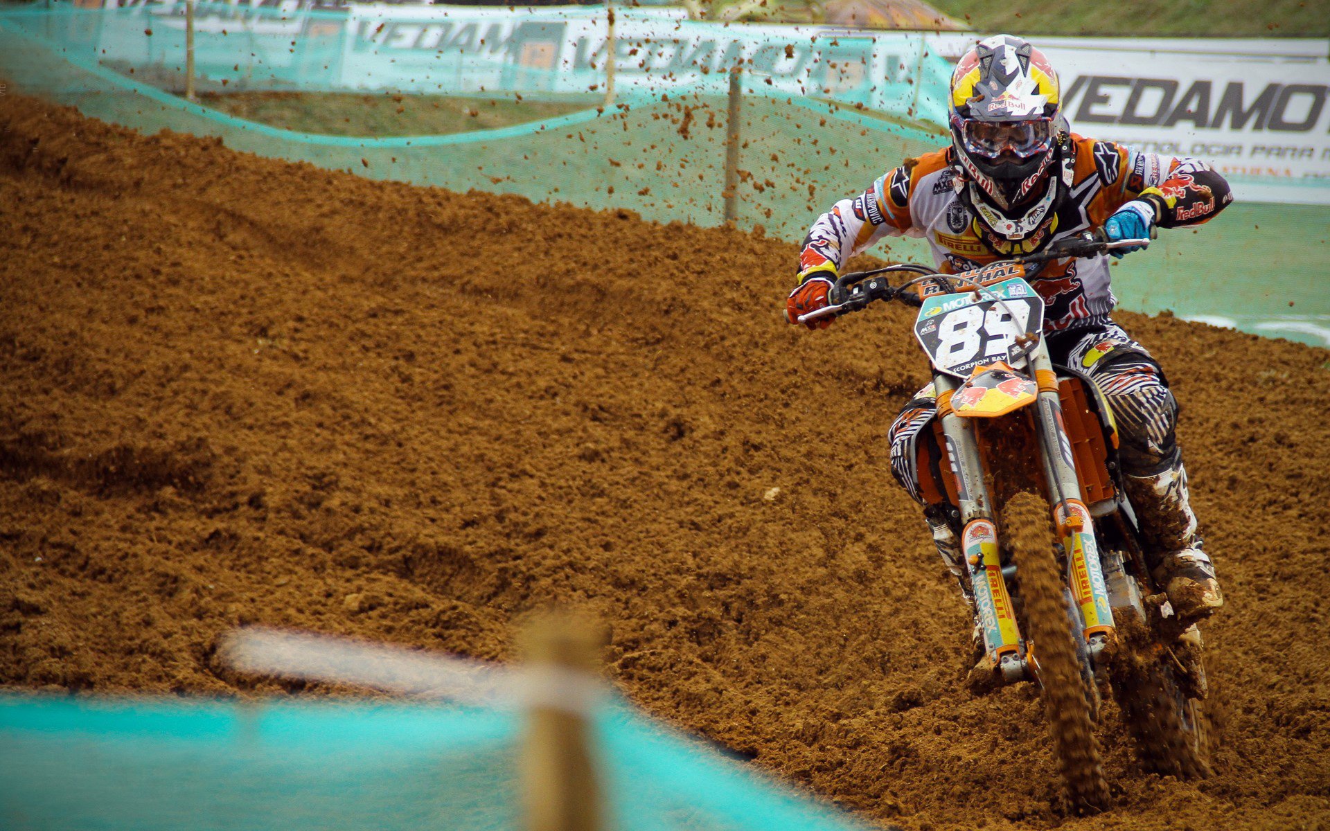 拉塞尔状态火热，法拉利绝杀索伯，一场策略与勇气的终极对决